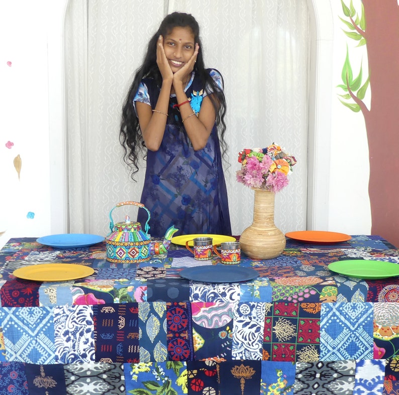 Rektangulär patchworkduk i blå flerfärgad bomull, fodrad med matchande enfärgad bomull och kantad med en 1 cm kant, blå bild 6