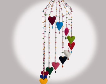 MOBILE SUSPENSION CARROUSSEL coeurs  decoratif multicolore en tissu et perles à suspendre  dans la maison ou le jardin