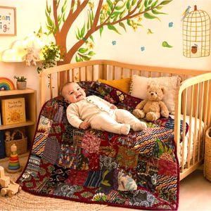Peut inclure: Un bébé dans un lit bébé en bois avec une couverture patchwork colorée. Un ours en peluche et des oreillers sont présents. La chambre est décorée d'une fresque d'arbre, d'une lumière en forme de nuage et d'une pancarte "dream big".