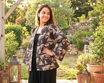 Braune Kimono-Jacke aus Baumwoll-Canvas mit geometrischem Muster und aufgesetzten Taschen, offene Boho-Jacke für Damen, gefütterte Freizeitjacke, 65 cm Länge