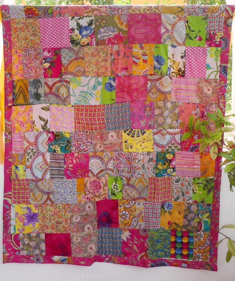 K&ouml;nnte beinhalten: Ein Patchwork-Deckenbezug mit einer Vielzahl von bunten Stoffen und Mustern. Die Decke besteht aus Quadraten und Rechtecken in verschiedenen Gr&ouml;&szlig;en und Farben, darunter Pink, Gelb, Gr&uuml;n, Blau und Rot. Die Decke ist ein lebendiges und vielseitiges St&uuml;ck Textilkunst.