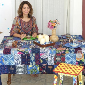 Rechteckige Patchwork-Tischdecke aus mehrfarbiger blauer Baumwolle, gefüttert mit passender einfarbiger Baumwolle und mit 1 cm breitem Rand, blau