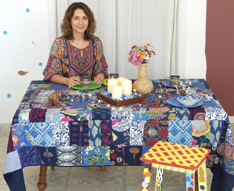 Rektangulär patchworkduk i blå flerfärgad bomull, fodrad med matchande enfärgad bomull och kantad med en 1 cm kant, blå bild 1