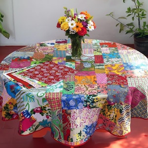 Round tablecloth for  6 guests in white  and multicolored  patchwork cotton, lined with matching plain cotton