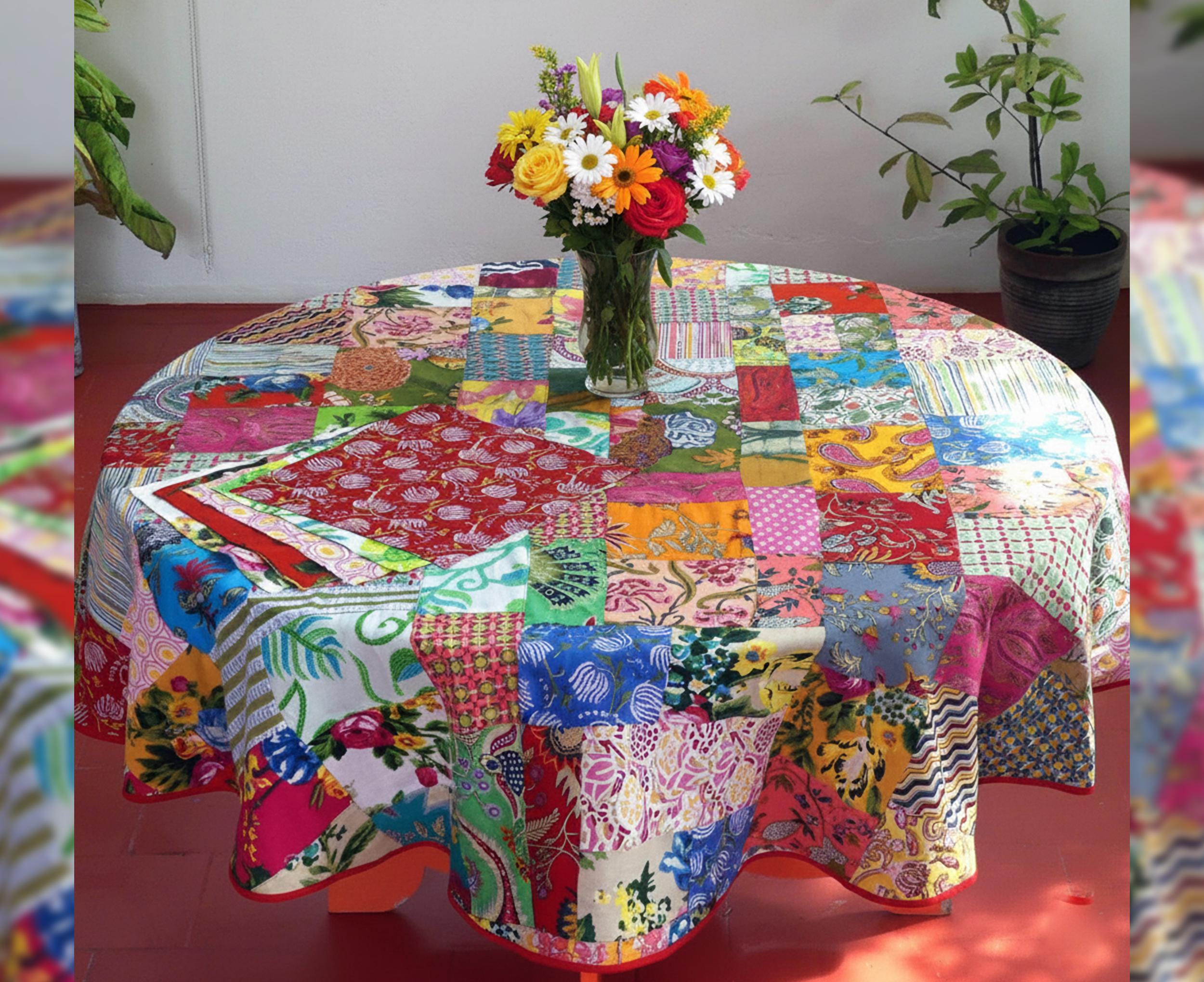 6人掛けのテーブル用の円形パッチワークテーブルクロス。白とマルチ