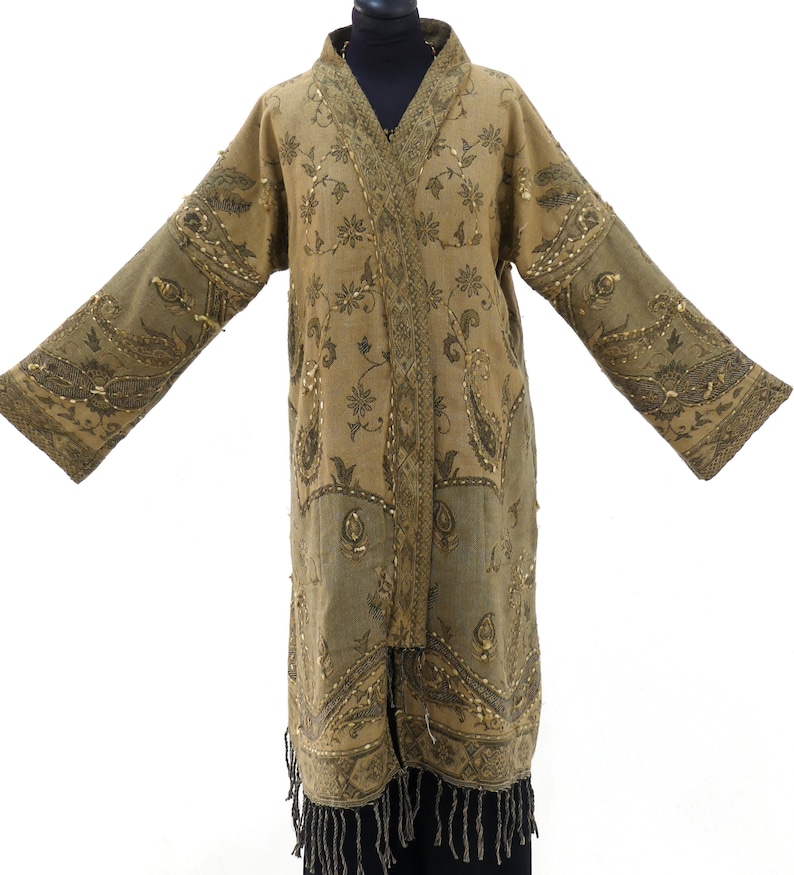 Short coat shawl with large kimono collar with superb traditional bronze and gray design