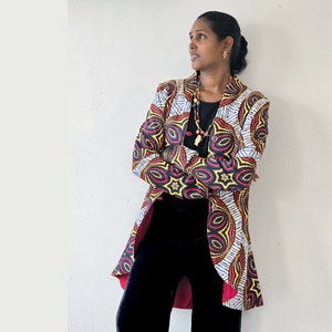 Mid-length frock coat jacket in white cotton canvas with rosette print lined with light red cotton, unique model image 2