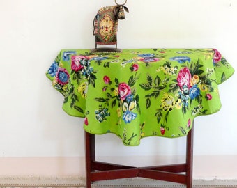 Tablecloth Round Small 110 cm in diameter in green cotton with large flower patterns to place on a pedestal table or a round table