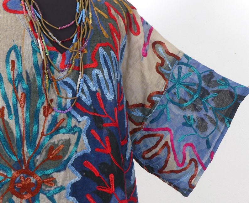 TUNICA ampia in lana a trama leggera stampata con fiori blu e multicolori e ricamata con filo di seta, modello unico, tutte le taglie immagine 7