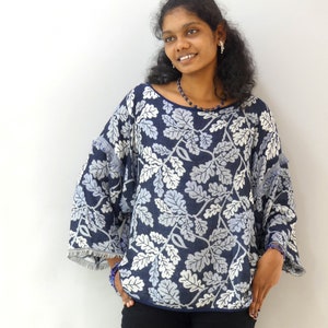 Reversible blue and white flowers printed viscose tunic sweater with wide three quarter batwing sleeves and round neck