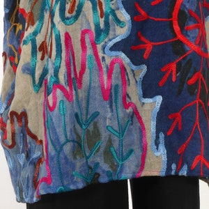 TUNICA ampia in lana a trama leggera stampata con fiori blu e multicolori e ricamata con filo di seta, modello unico, tutte le taglie immagine 4