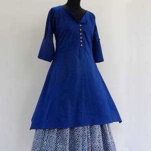 Long women's tunic in plain ultramarine blue cotton, round neck and buttons on the front. Plus size fashion image 5