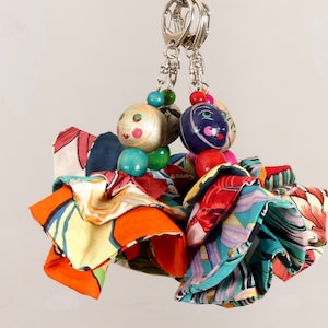 Zwei große, ausgefallene Schlüsselanhänger, kleine Stoffpuppen und Holzperlen für preiswerte Geschenke