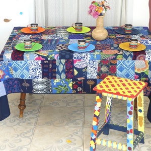 Rektangulär patchworkduk i blå flerfärgad bomull, fodrad med matchande enfärgad bomull och kantad med en 1 cm kant, blå bild 2