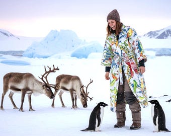 Roupão quimono acolchoado unissex, macio e ético, em estilo aconchegante, feito de algodão branco com estampa de pássaros grandes.