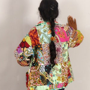 VESTE COURTE molletonnée Veste femme en patchwork de coton MULTICOLORE Veste doublée boutonnée sur le devant Veste mi-saison femme image 4