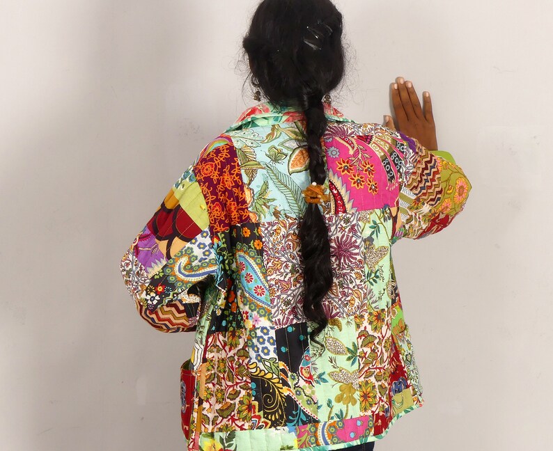 VESTE COURTE molletonnée Veste femme en patchwork de coton MULTICOLORE Veste doublée boutonnée sur le devant Veste mi-saison femme image 4