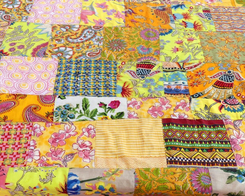 Peut inclure: Une courtepointe patchwork avec une vari&eacute;t&eacute; de motifs floraux et g&eacute;om&eacute;triques color&eacute;s. La courtepointe est compos&eacute;e de carr&eacute;s de tissus diff&eacute;rents, cousus ensemble pour cr&eacute;er un design unique et int&eacute;ressant.