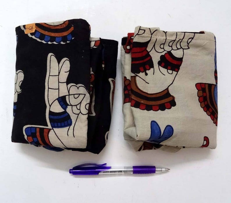 Tote bag in white or black cotton printed with 4 mudras from BARATA NATYAM.