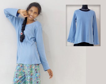 Tunika-T-Shirt aus einfarbigem Baumwolljersey in verschiedenen Farben mit mittellangen Ärmeln und Rundhalsausschnitt, das als lockeres T-Shirt in der Farbe Blau getragen werden kann