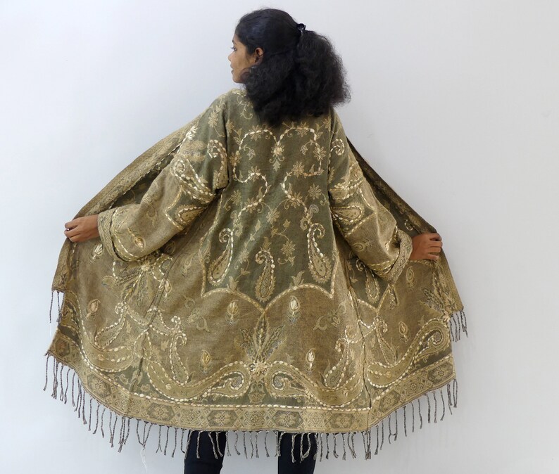 Short coat shawl with large kimono collar with superb traditional bronze and gray design