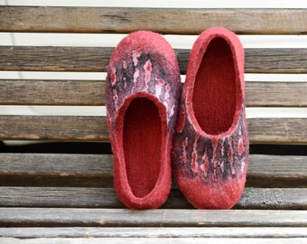 Felted slippers. Women home shoes. Natural Women slippers. Women winter shoes. Woolen Clogs. Red slippers.