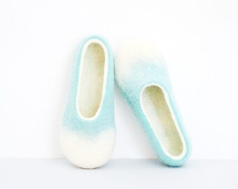 Womens slippers, felted  slippers, wool home shoes, wool slippers, women home shoes. Woolen Clogs. Mint slippers