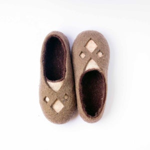 Men slippers. Felted slippers. Women home shoes. Natural Women slippers. Women winter shoes. Woolen Clogs. Brown slippers.