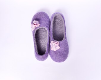 Felted slippers. Women home shoes. Natural Women slippers. Women winter shoes. Woolen Clogs. Purple slippers