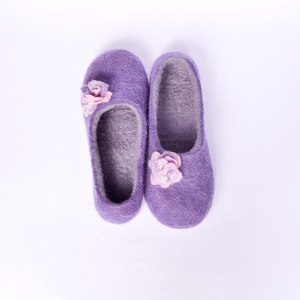 Felted slippers. Women home shoes. Natural Women slippers. Women winter shoes. Woolen Clogs. Purple slippers