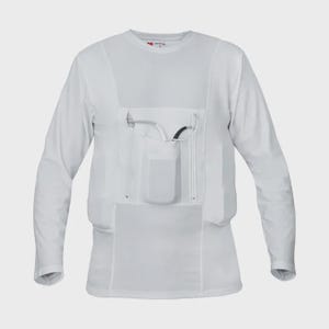 Op de afbeelding: Een wit shirt met lange mouwen voorzien van een centraal borstpaneel met twee verticale ritszakken en een klein geïntegreerd zakje. Het kledingstuk heeft een ronde halslijn en een gestructureerd ontwerp met zichtbare naden op de voorzijde.