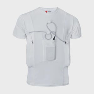 Op de afbeelding: Een wit T-shirt met korte mouwen, voorzien van een centrale zak en een grijze kabel die door geïntegreerde lussen loopt. Het shirt heeft een klein rood hartlogo en de tekst LVADGear gedrukt bij de halslijn aan de binnenzijde van de kraag.