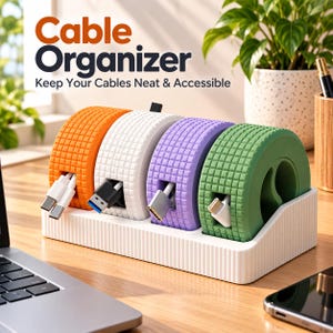 Op de afbeelding: Een wit rechthoekig dienblad met vier ronde kabelorganizers in oranje, wit, paars en groen. Elke organizer heeft een getextureerd rasteroppervlak en bevat een oplaadkabel met een zichtbare connector. Tekst: Cable Organizer.