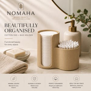 Puede incluir: Un organizador beige de dos compartimentos con textura acanalada, que contiene una pila de discos de algodón blancos en una sección y bastoncillos de algodón blancos en la otra. El recipiente tiene un diseño vertical y acabado mate.