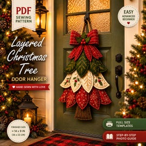 Puede incluir: Un patr&oacute;n de costura para un colgador de puerta de &aacute;rbol de Navidad en capas con dise&ntilde;o de tela roja y verde, un lazo grande, detalles de acebo y texto que incluye PDF SEWING PATTERN, Layered Christmas Tree, tama&ntilde;o final 36 x 23 cm.