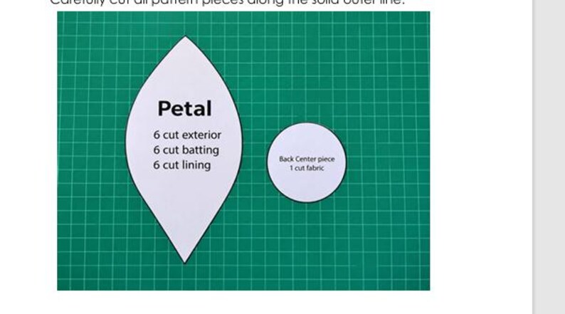 Puede incluir: Un patr&oacute;n de costura con una pieza blanca en forma de p&eacute;talo etiquetada como Petal con instrucciones para cortar 6 exteriores, 6 guatas y 6 forros, y una pieza circular etiquetada como Back Center piece para cortar 1 tela.