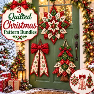 Puede incluir: Tres decoraciones navideñas de tela acolchada con forma de estrella, lazo y árbol, colgadas en una puerta verde. El texto 3 Quilted Christmas Pattern Bundles es visible. Los diseños utilizan tela roja, verde y crema con patrones de copos de nieve.