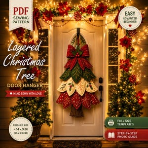 Puede incluir: Un patr&oacute;n de costura en PDF para un colgador de puerta con forma de &aacute;rbol de Navidad en capas. El dise&ntilde;o presenta hojas de tela en rojo, verde y crema con detalles bordados. El texto incluye Layered Christmas Tree y 36 x 23 cm.