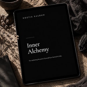 Puede incluir: Una pantalla de tableta negra que muestra el texto blanco Noctis Kaldun, Inner Alchemy y el subtítulo For reclaiming the parts of yourself you learned to hide. El dispositivo cuenta con un marco negro fino y una pantalla de alta resolución.
