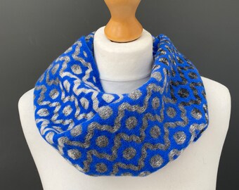 Handgeweven luxe col, stijlvolle lamswollen sjaal - geweven met marine, blauw, grijs en wit merino lamswol, een luxe warm cadeau voor haar.