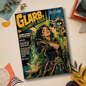 Puede incluir: Una carta coleccionable rectangular titulada Glarb, Calamity's Augur que muestra a una figura de cabello oscuro con túnicas negras y verdes sosteniendo un bastón con un emblema de ojo. La carta incluye texto que describe a la criatura como un Frog Wizard Noble con toque mortal y habilidades de juego específicas, sobre un fondo amarillo y azul con iconos circulares en la parte superior.