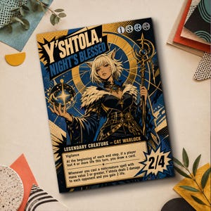 Puede incluir: Una carta coleccionable rectangular que muestra a Y'shtola, Night's Blessed, un personaje brujo gato con cabello blanco y traje oscuro. La carta incluye texto, un bastón, un orbe brillante y una calificación de 2/4 en la esquina inferior.