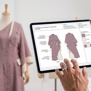 Peut inclure: Une tablette affichant une fiche technique numérique pour une robe asymétrique couleur améthyste poussiéreuse, avec des croquis techniques des vues avant et arrière, des échantillons de couleurs et des étiquettes textuelles descriptives.
