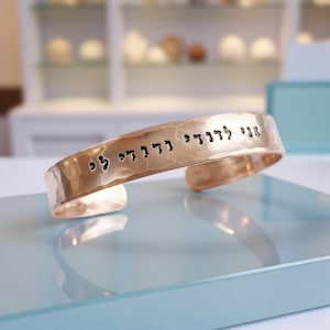 Peut inclure: Une tasse en céramique blanche avec une anse noire et le texte "But First, Coffee" en noir gras. La tasse mesure probablement 10 cm de haut et contient environ 350 ml de liquide. La tasse est sur une surface blanche.