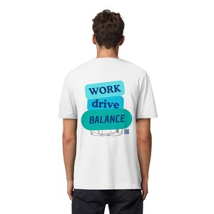 以下が含まれることがあります： 背面にグラフィックがプリントされた白い半袖Tシャツ。青とティールカラーの角が丸い長方形が3つ重なっており、上から順に「WORK」「drive」「BALANCE」という文字が記されています。