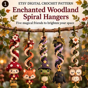 Puede incluir: Cinco colgantes en espiral de ganchillo con forma de seta, zorro, rana con sombrero de mago, pájaro negro y búho. El texto dice: 1 ETSY DIGITAL CROCHET PATTERN Enchanted Woodland Spiral Hangers Five magical friends to brighten your space.