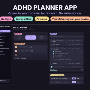 Op de afbeelding: Een digitaal planner-interface met een donker thema genaamd ADHD PLANNER APP. Het dashboard bevat een zijbalk met navigatieopties, een energiecheck-sectie, een dagelijkse takenlijst met selectievakjes en voortgangsregistratie. Tekst bevat 'No login', 'Works offline', 'Pay once' en 'Your data stays on your device'.