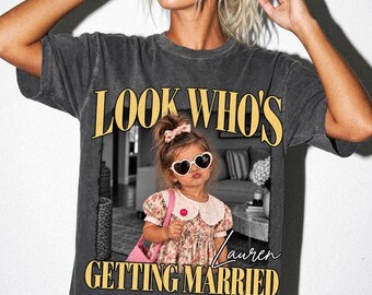 Camiseta "Mira quién se casa", camiseta personalizada para despedida de soltera con foto, camiseta personalizada para la novia, camisetas para damas de honor, regalo para el grupo nupcial