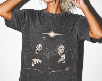 Camiseta Noite de Cinema com Ghostface e Michael Myers, Camiseta Retrô de Terror Slasher, Camiseta Vintage de Filme de Halloween, Camiseta Estampada para a Temporada Assustadora