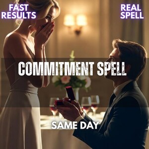 Op de afbeelding: Een persoon in een avondjurk staat voor een ander persoon in een pak die knielt en een open rood ringdoosje vasthoudt. Tekstoverlays lezen FAST RESULTS, REAL SPELL, COMMITMENT SPELL en SAME DAY. De scène speelt zich af in een schemerige kamer.